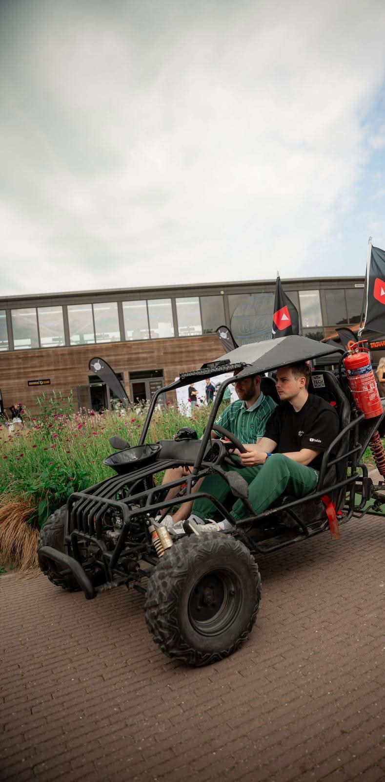 Iddo in de buggy tijdens de Creators Golf Cup